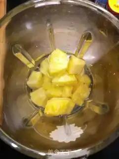 Make Fresh pineapple juice step 1