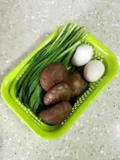 Make Cream mushroom fried eggs step 0