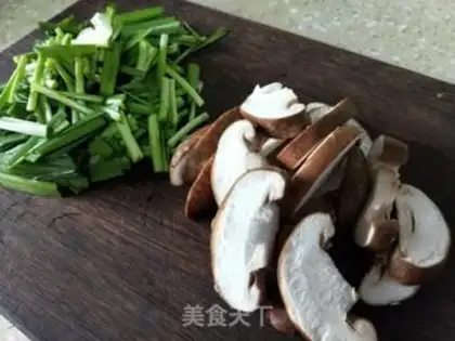 Make Cream mushroom fried eggs step 1