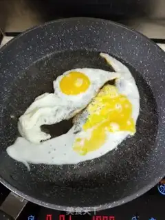 Make Cream mushroom fried eggs step 2