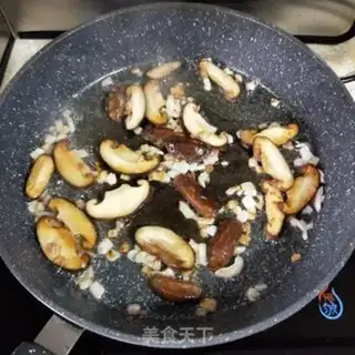 Make Cream mushroom fried eggs step 8