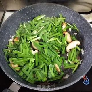 Make Cream mushroom fried eggs step 9