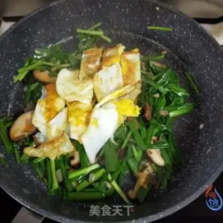 Make Cream mushroom fried eggs step 10