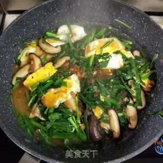 Make Cream mushroom fried eggs step 11
