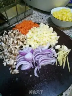 Make Sunshine pineapple fried rice step 3