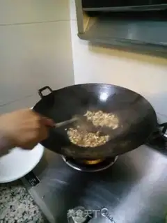 Make Sunshine pineapple fried rice step 4