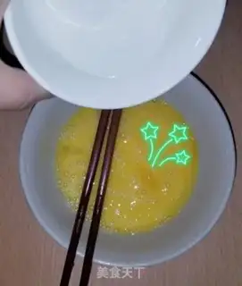 Make Tomato fried eggs step 1