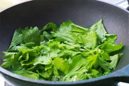 Make Celery leaves and fried eggs step 1