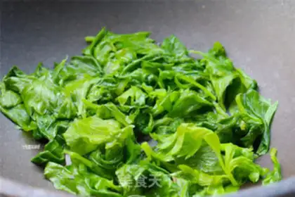 Make Celery leaves and fried eggs step 2