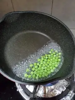 Make Sausage pea egg fried rice step 1