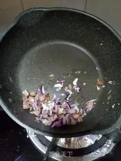 Make Sausage pea egg fried rice step 4