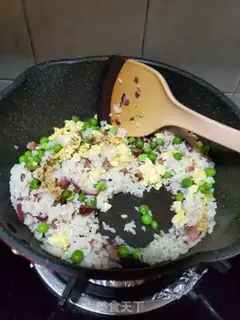 Make Sausage pea egg fried rice step 8