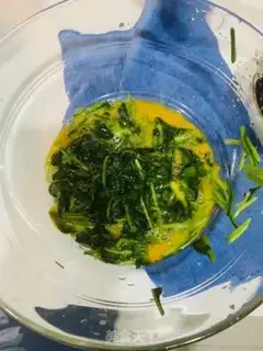 Make Spinach fried eggs step 1