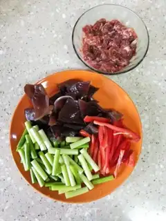 Make Beef garlic moth, black mollusk step 1