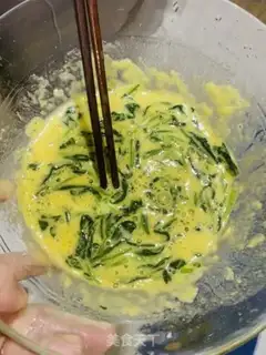 Make Spinach fried eggs step 2