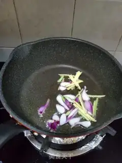 Make Onions, fried goose eggs step 0
