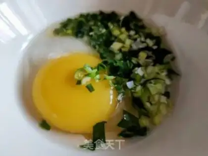 Make Onions, fried goose eggs step 1