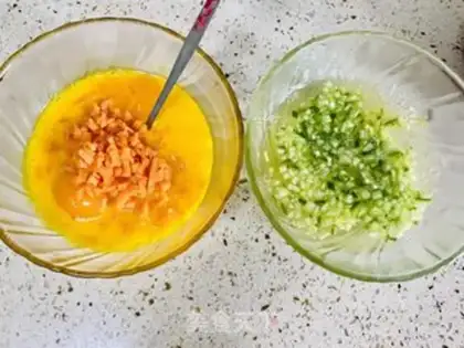 Make cucumber carrots, double egg rolls step 1