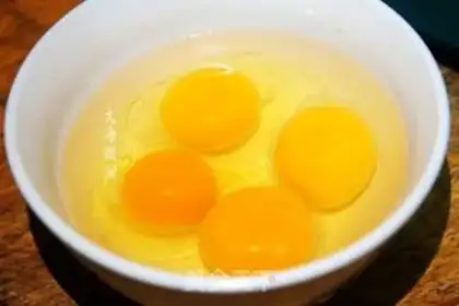 Make Garlic fried eggs step 1