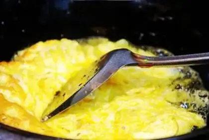 Make Garlic fried eggs step 2
