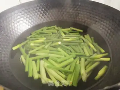 Make Garlic beans, fried meat step 3