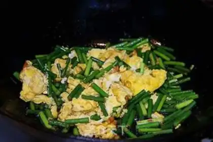 Make Garlic fried eggs step 4