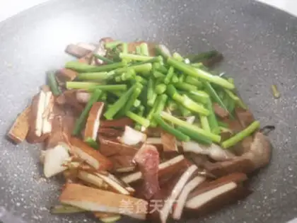 Make Garlic beans, fried meat step 5
