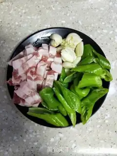 Make The bean peppers are fried with flowers step 0
