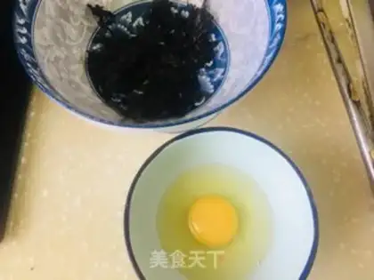 Make cucumber pickles and omelet soup step 1