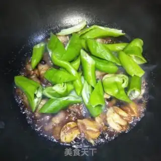 Make The bean peppers are fried with flowers step 10