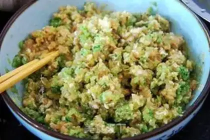 Make Celery cabbage pork dumplings step 1