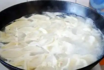 Make Celery cabbage pork dumplings step 3