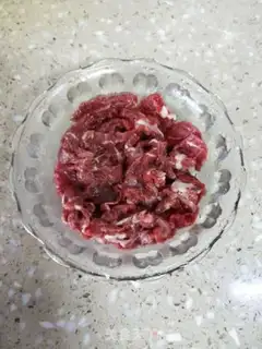 Make Beef tomato smelt soup step 1