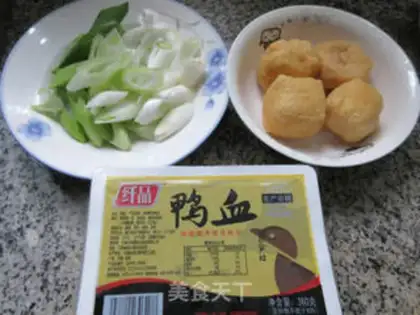 Make Onions, tofu, duck blood step 0