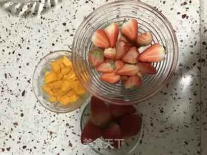 Make Chocolate-fruit strawberry cake step 1