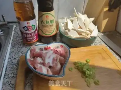 Make Chicken-legged mushroom fried meat step 0