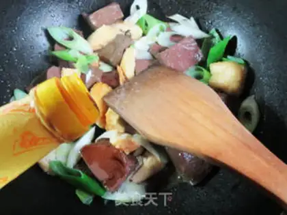 Make Onions, tofu, duck blood step 6