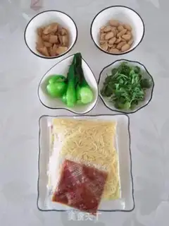 Make Hot dry noodles step 1