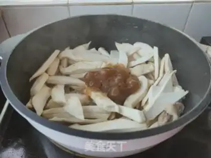 Make Chicken-legged mushroom fried meat step 2