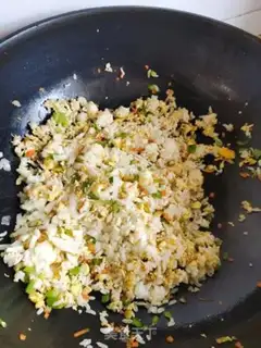 Make Old goose egg fried rice step 5