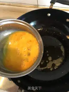 Make Scrambled eggs step 1