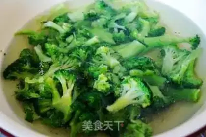 Make Shrimp fried broccoli step 1