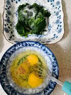 Make Spinach fried eggs step 1