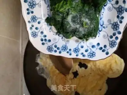 Make Spinach fried eggs step 3