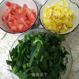 Make Pineseed tomato egg noodles step 1