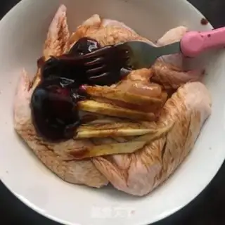 Make Honey-cooked chicken wings step 1
