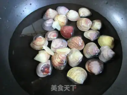 Make Salt water clams step 1