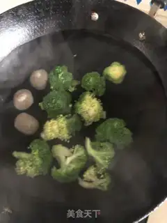 Make Spicy beefball broccoli noodles step 1