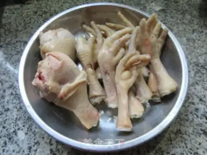 Make The cabbage makes chicken claw soup step 0