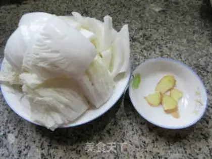 Make The cabbage makes chicken claw soup step 1